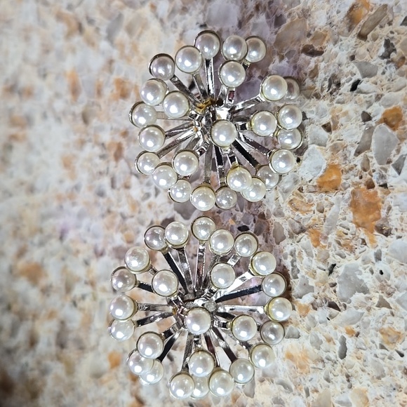 Elegant Silver tone fuax Pearl stud Earrings - Picture 8 of 12